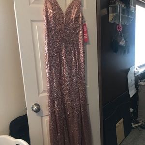 Body con/ mermaid fit Sequined dress - rose gold never worn still has tags